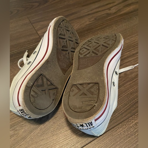 Converse low tops. - Picture 3 of 4